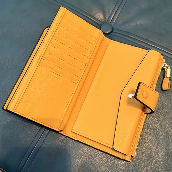 Yellow leather RFID protected large wallet - Picture 3 of 9